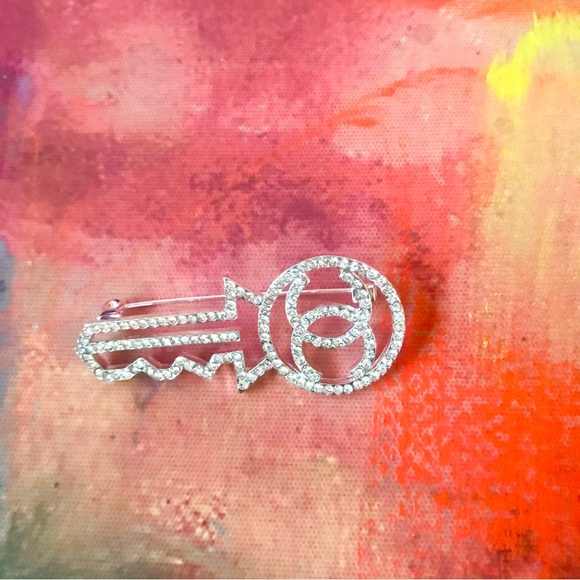 FabulouslyFitted | Key To Your Heart Diamond Rhinestone Brooch - Picture 4 of 7